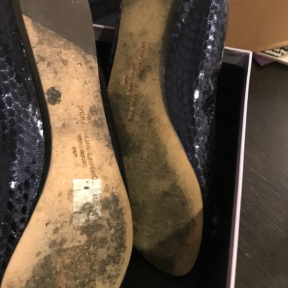 EUC VERA WANG LAVENDER FLATS - Picture 4 of 6